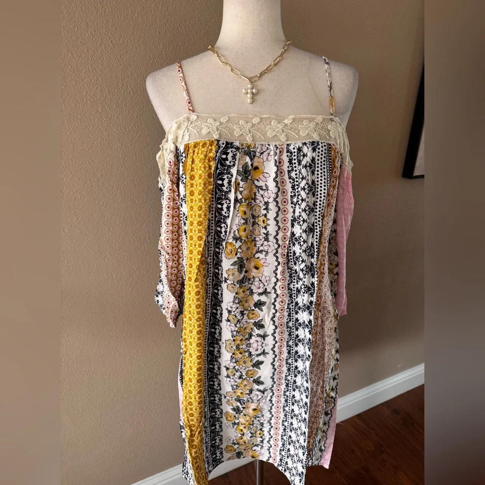 Bohemian Off-Shoulder Dress with Lace Trim - Picture 4 of 9